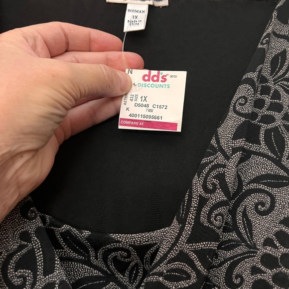 NWT Black top with flower print - Picture 2 of 4